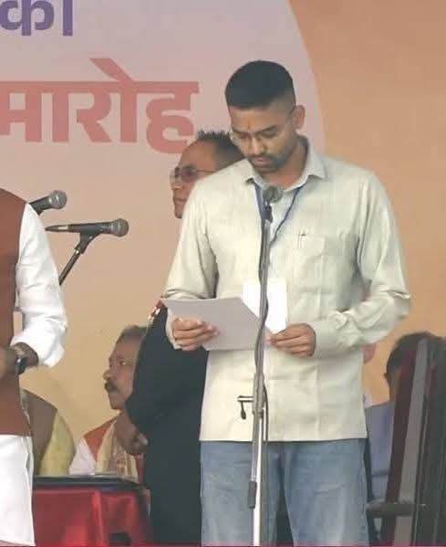 ashokkchanchal's tweet photo. हंगामा बरपा है

बिहार में विधानसभा के चुनाव संपन्न हुए, 20 नवंबर को ��पथ ग्रहण कार्यक्रम था. मुख्यमंत्री सहित कई मंत्रियों ने शपथ ग्रहण किया. इनमें जो सबसे अधिक विवाद का विषय रहा वह उपेन्द्र कुशवाहा के पुत्र दीपक प्रकाश के शपथ ग्रहण से हुआ.

NDA गठबंधन में उपेन्द्र कुशवाहा को एक मंत्री पद मिला जिसके लिए उन्होंने अपने पुत्र दीपक प्रकाश का चयन किया. इसी विषय को लेकर बवाल मचा हुआ है कि जहां एक तरफ परिवार वाद के आरोप लग रहे हैं तो दूसरी तरफ यह कि दीपक प्रकाश किसी भी सदन के सदस्य नहीं हैं.

परिवारवाद से कोई भी पार्टी अछूती नहीं है शायद ही कोई पार्टी है जिसमें नेताओं के पारिवारिक सदस्य ने राजनीति में कदम न रखा हो. किसी पार्टी में कम, किसी में ज्यादा. इसके कई उदाहरण हैं. कईयों के नाम तो आप भी गिनवा सकते हैं.

बिना किसी सदन के सदस्य रहते हुए मंत्री बनना, ये भी राजनीति में असंभव नहीं है. कई बार केंद्र में भी ऐसे नेताओं को मंत्री पद दिया गया जो किसी सदन के सदस्य नहीं थ��. मंत्री तो छोड़िए मुख्यमंत्री भी कई बनाए गए या बने ��ैं. ऐसे मुख्यमंत्रियों में कई बड़े नाम रहे हैं.

झारखंड में शिबू सोरेन, उत्तर प्रदेश में त्रिभुवन नारायण सिंह, महाराष्ट्र में पृथ्वीराज चव्हाण, उद्धव ठाकरे भी बिना किसी सदन के सदस्य होते हुए मुख्यमंत्री बन गए. 

एक और सिर्फ जानकारी के लिए कि गुजरात में पहली बार जब नरेंद्र मोदी जी मुख्यमंत्री बने थे तब वे भी किसी सदन के सदस्य नहीं थे. 

खैर हमारा क्या है हम तो आम आदमी ठहरे. राजनेता ही देश व राज्य चलाते हैं उन्हें ही चलाना है. आम आदमी सिर्फ चर्चा, बहस में समय बर्बाद करता रहता है.