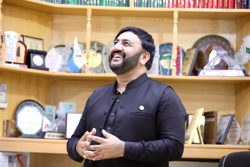 ishiali's tweet photo. شکوۂ ظلمت شب سے تو کہیں بہتر تھا

اپنے حصے کی کوئی شمع جلاتے جاتے

❤️❤️❤️ https://t.co/HFUJTSOhS4