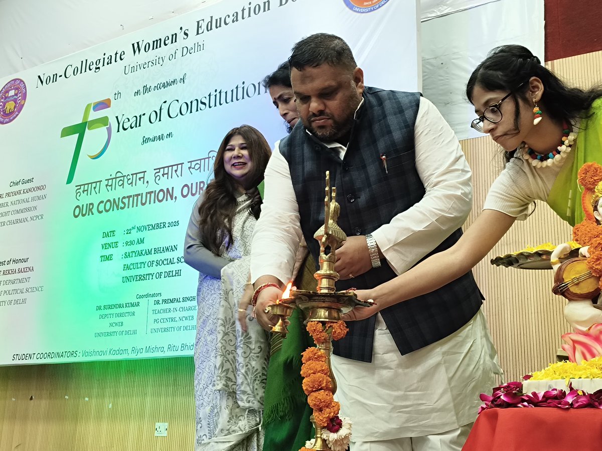 KanoongoPriyank's tweet image. दिल्ली विश्वविद्यालय के Non Collegiate Women’s Education Board द्वारा आयोजित हमारा संविधान,हमारा स्वाभिमान कार्यक्रम में छात्राओं को संबोधित किया।
बोर्ड की अध्यक्ष प्रोफेसर @DrGeetaBhatt जी,एवं विश्वविद्यालय की राजनीतिक शास्त्र विभाग अध्यक्ष प्रोफेसर डॉ रेखा सक्सेना का सानिध्य…
