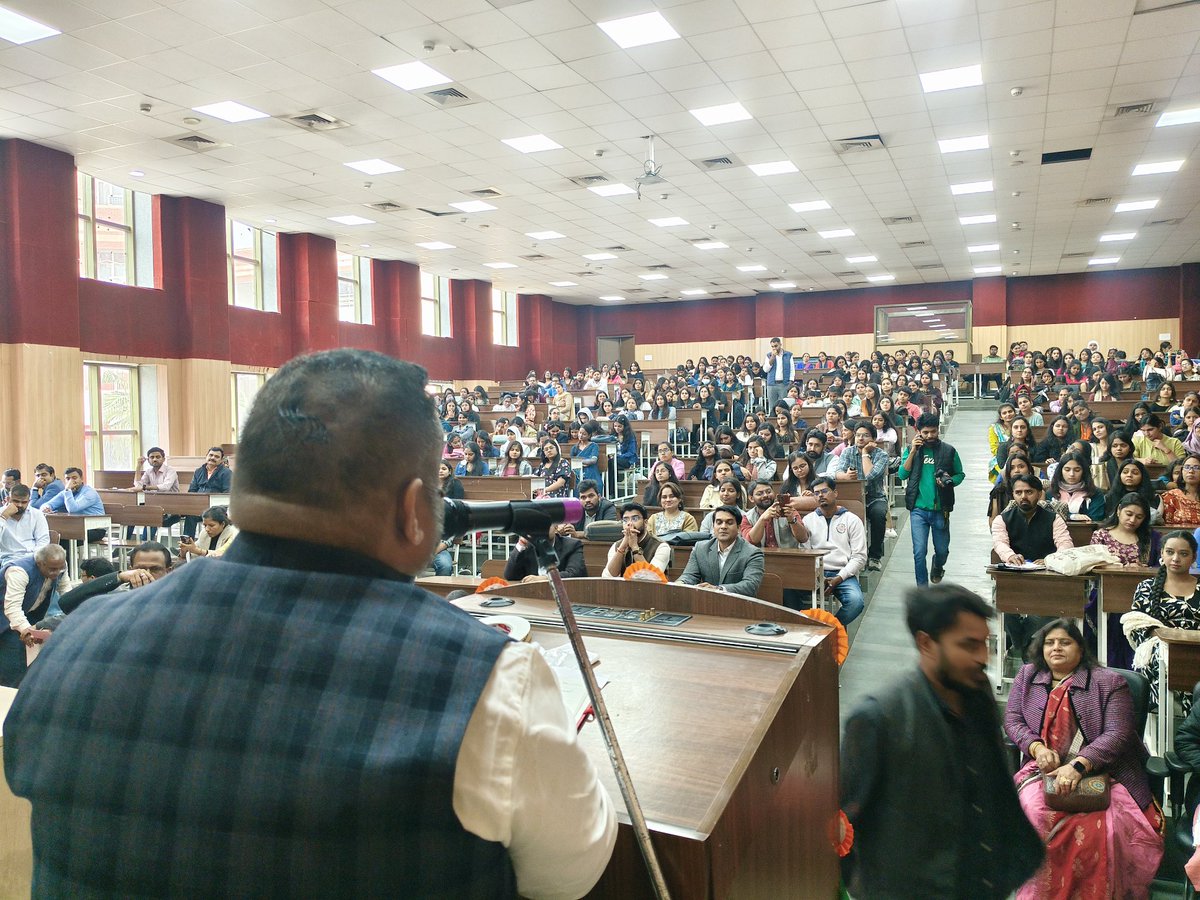 KanoongoPriyank's tweet image. दिल्ली विश्वविद्यालय के Non Collegiate Women’s Education Board द्वारा आयोजित हमारा संविधान,हमारा स्वाभिमान कार्यक्रम में छात्राओं को संबोधित किया।
बोर्ड की अध्यक्ष प्रोफेसर @DrGeetaBhatt जी,एवं विश्वविद्यालय की राजनीतिक शास्त्र विभाग अध्यक्ष प्रोफेसर डॉ रेखा सक्सेना का सानिध्य…