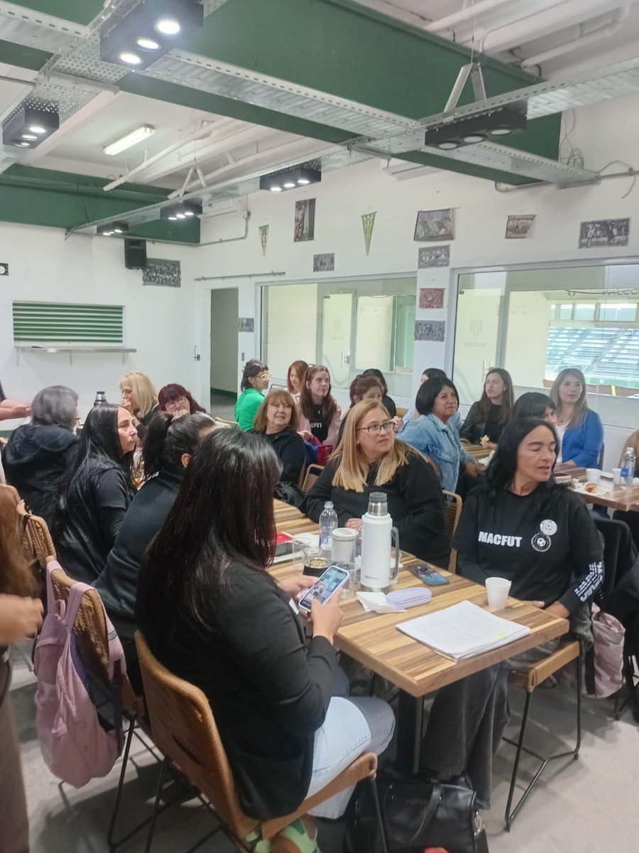 ENCUENTRO BIMESTRAL MACFUT 

Se lleva a cabo en el <a href="/CAB_oficial/">Club A. Banfield</a> el encuentro de la Asociación Civil #MACFUT

Lucienne Escande (Vicepresidenta de la institución) junto con Analía Gavio del área de género y diversidad del club le dan la bienvenida a las asistentes.