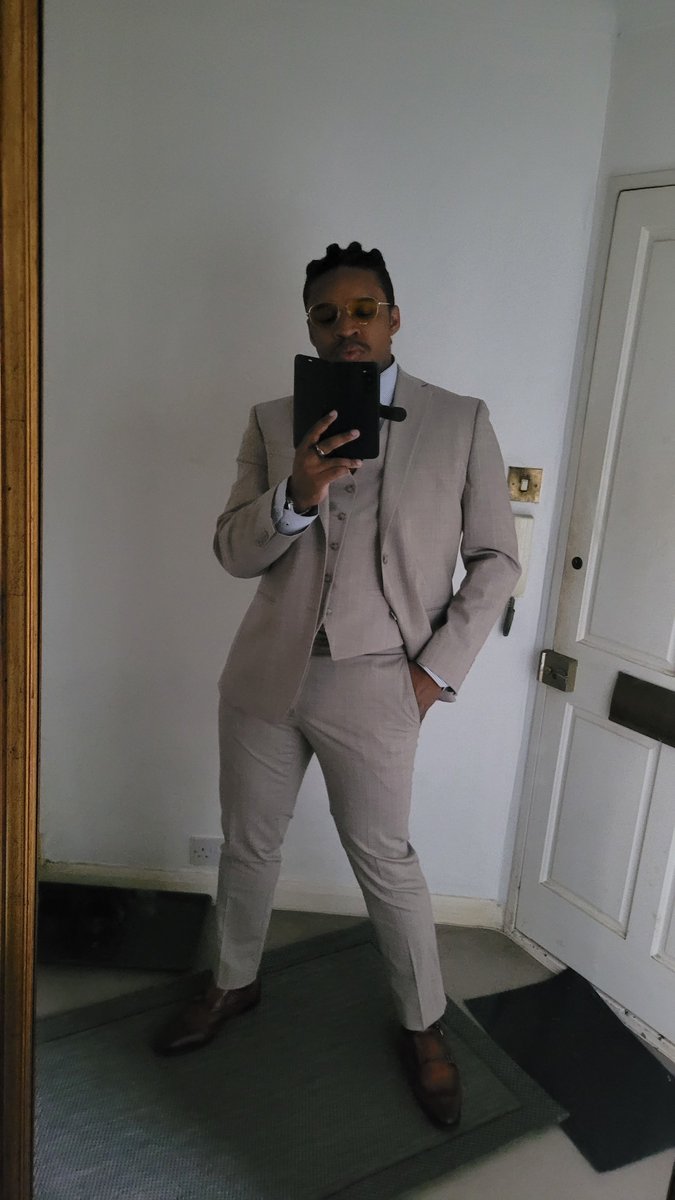 Attending a friend's wedding today!  This suit was actually a gift from an old friend of mine as a groomsman for his wedding earlier this month.  I like it a lot 😊