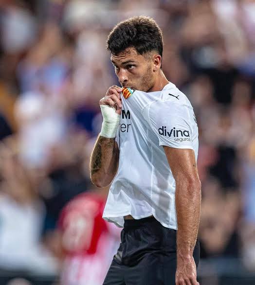 En un Valencia CF normal sin Peter Lim podríamos tener esta delantera.
Lo que nos han robado…