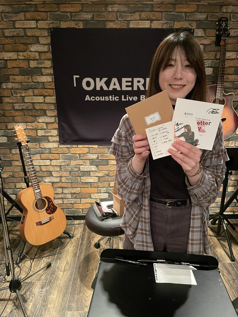 kenDAziprock's tweet image. 2025/11/21(金)庄内「OKAERI。」で #aoco. さん
7月ワンマンと対をなすような弾き語りでのワンマン
全12曲にネモフィラもgrowもブルーモーメントも深海のクジラも人魚もグッバイも青い鳥も僕の怪物もタイムカプセルもないというかなりレア？なセトリ
カロリー高めチャレンジ弾き語りの2曲もよかった！