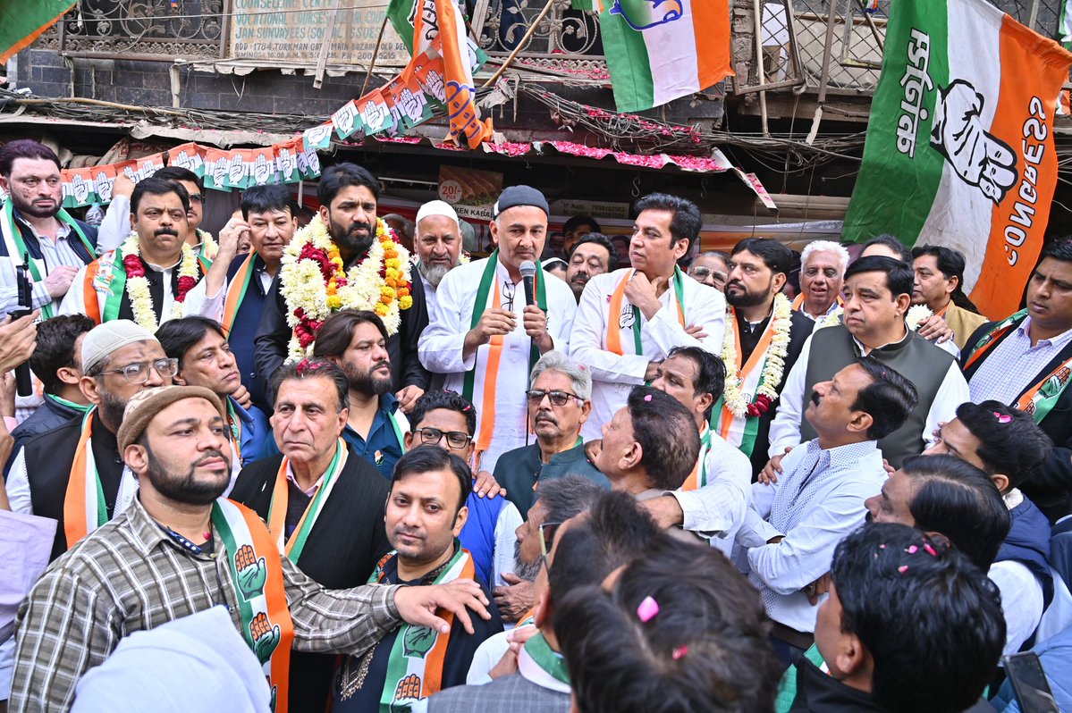 INCDelhi's tweet image. “आएगी कांग्रेस, बदलाव लाएगी कांग्रेस“

आज दिल्ली कांग्रेस प्रभारी @qazinizamuddin जी, प्रदेश अध्यक्ष @devendrayadvinc जी और पूर्व मंत्री @haroonyusuf22 जी ने चाँदनी महल वार्ड से कांग्रेस प्रत्याशी कुंवर शहजाद जी के चुनाव कार्यालय का उद्घाटन किया। इस मौके पर दिल्ली प्रदेश…