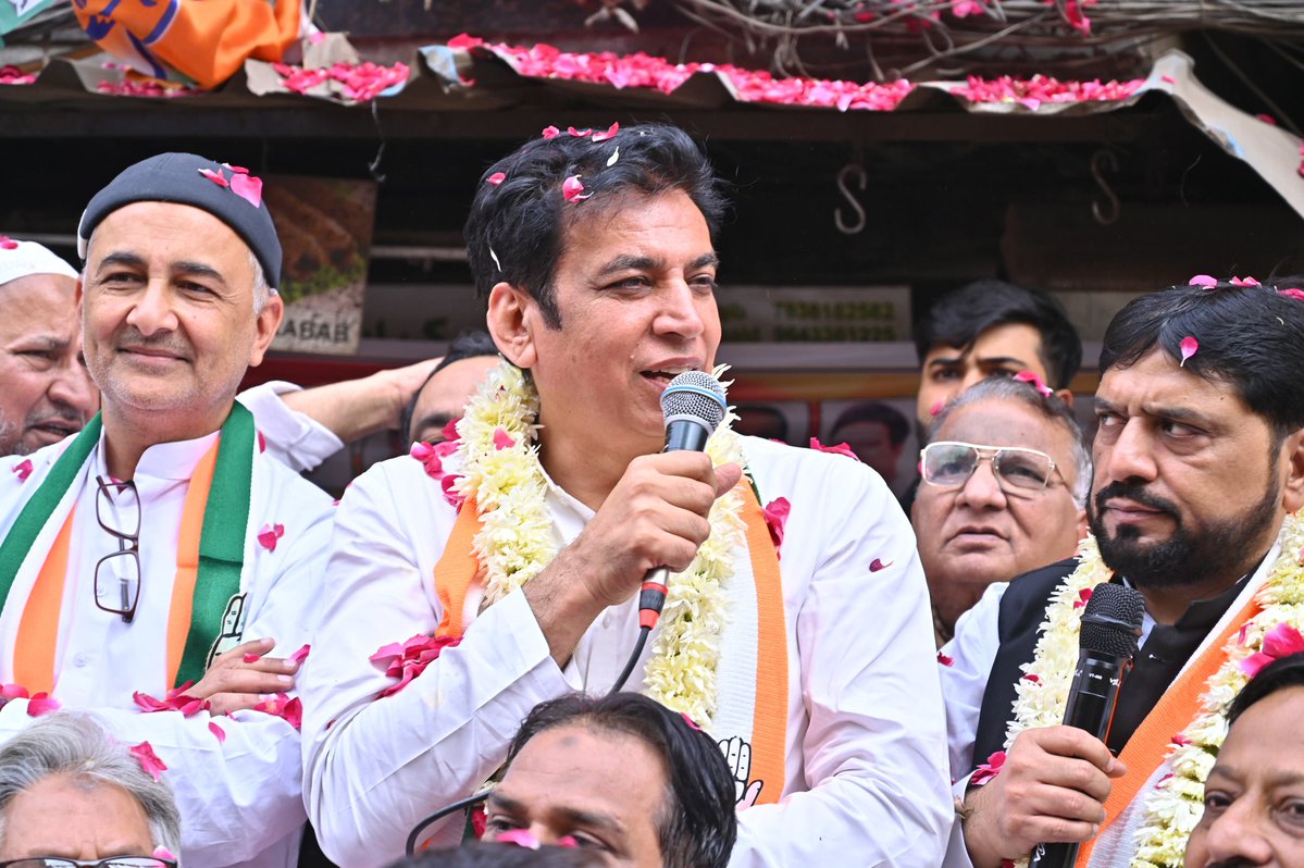 INCDelhi's tweet image. “आएगी कांग्रेस, बदलाव लाएगी कांग्रेस“

आज दिल्ली कांग्रेस प्रभारी @qazinizamuddin जी, प्रदेश अध्यक्ष @devendrayadvinc जी और पूर्व मंत्री @haroonyusuf22 जी ने चाँदनी महल वार्ड से कांग्रेस प्रत्याशी कुंवर शहजाद जी के चुनाव कार्यालय का उद्घाटन किया। इस मौके पर दिल्ली प्रदेश…