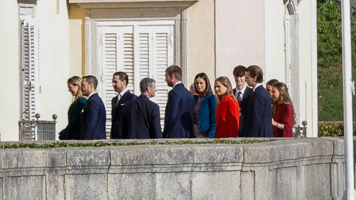 albammmedina's tweet image. 👑 El almuerzo por el 50° aniversario de la restauración de la monarquía ha reunido a la familia del rey al completo con muchos de los miembros de la familia del rey griega entre los invitados 

📸 GTRES vía La Razón