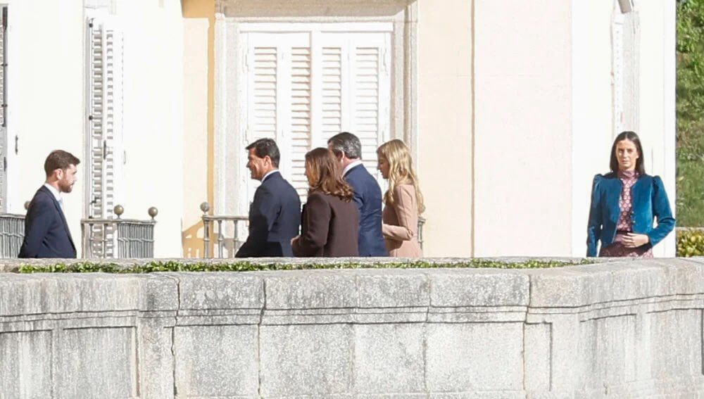 albammmedina's tweet image. 👑 El almuerzo por el 50° aniversario de la restauración de la monarquía ha reunido a la familia del rey al completo con muchos de los miembros de la familia del rey griega entre los invitados 

📸 GTRES vía La Razón