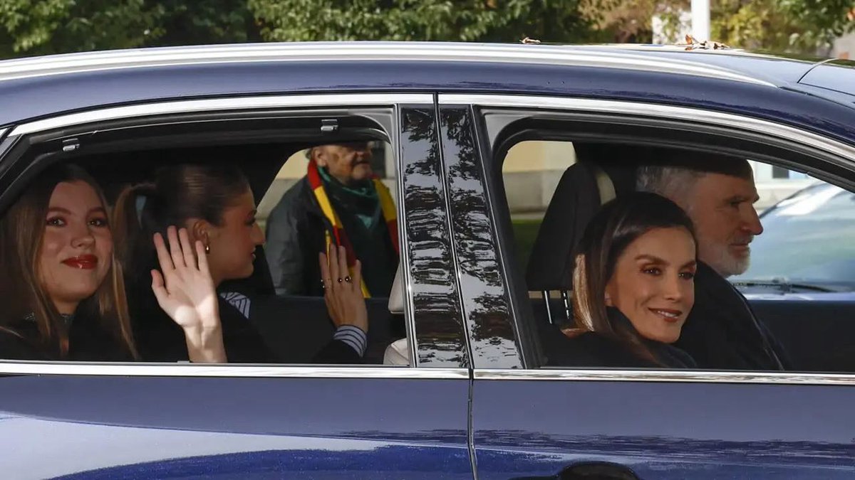 albammmedina's tweet image. 👑 El almuerzo por el 50° aniversario de la restauración de la monarquía ha reunido a la familia del rey al completo con muchos de los miembros de la familia del rey griega entre los invitados 

📸 GTRES vía La Razón