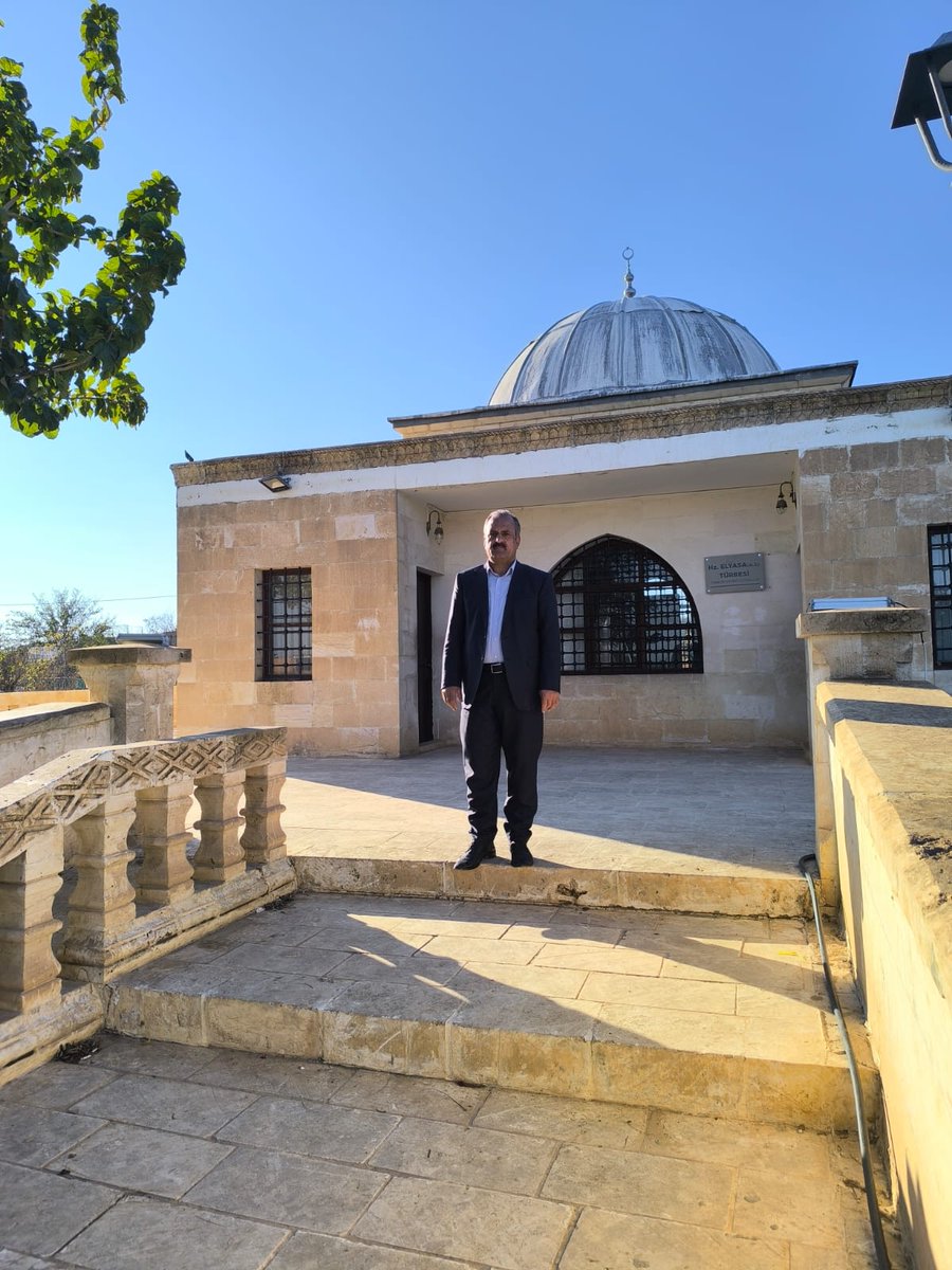 Hazreti Eyyüp (A.S.) ve Hazreti Elyasa (A.S.) peygamberlerin mübarek makamlarını, ardından akrabamız Şeyh Sinan’ın türbesini ziyaret ederek dua etme nasibiyle şereflendim.
Rabbim bu mübarek ziyaretleri kabul eylesin, gönlümüze sabır, huzur ve ihlas nasip eylesin.