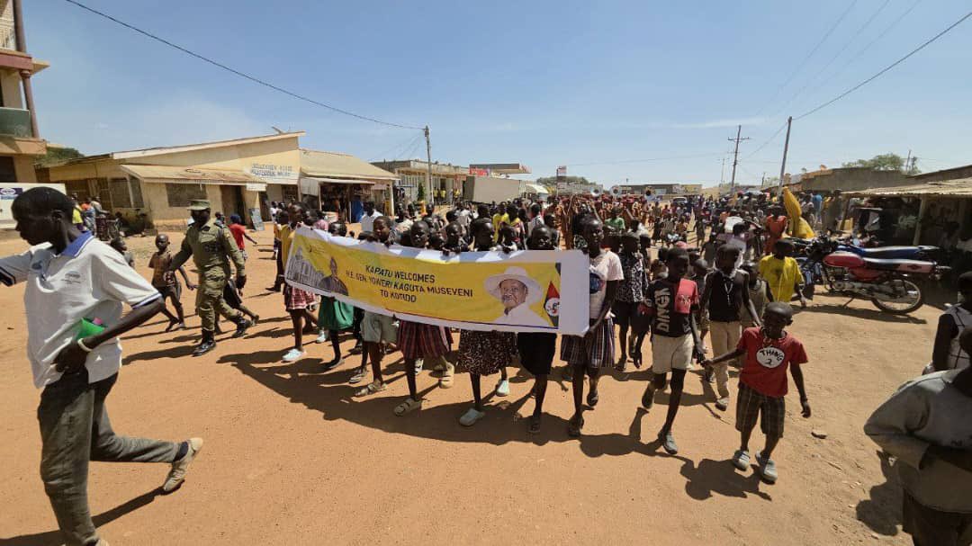 DanielBats_'s tweet image. Kotido residents gather as the Uganda Prisons band leads a vibrant procession ahead of the #KAPATUProject Thanksgiving. #KAPATUnveiling #KAPATU

@KagutaMuseveni @kapatuniversity @JanetMuseveni @jessica_alupo @nche_uganda @Educ_SportsUg @StateHouseUg @VaticanNews @Parliament_Ug…