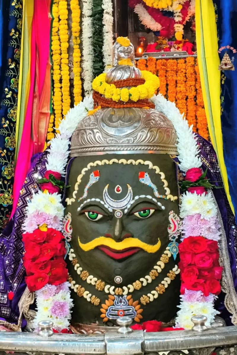 ॐ श्री महाकालेश्वराय नम: 📿
दिनांक 22 नवंबर 2025 (शनिवार) का ज्योतिर्लिंग भगवान श्री महाकालेश्वर जी का संध्या काल आरती श्रृंगार दर्शन।।
#shrimahakaleshwarujjain 
#mahakal_creation11🌍
┈┉┅━❀꧁ω❍ω꧂❀━┅┉┈