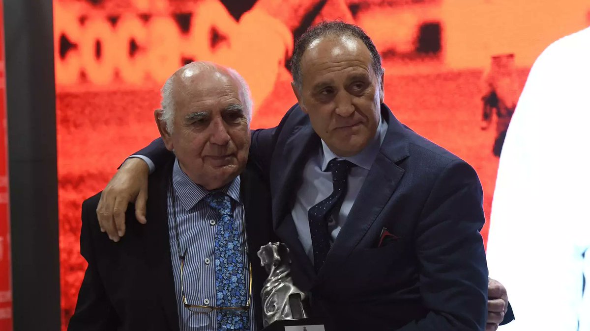 lapalancaroja's tweet image. 📘 Una historia que une a Sevilla y Espanyol más allá del fútbol.
Francisco y José Antonio Reyes, dos mitos de la cantera nervionense que encontraron refugio en el club perico.

Un vínculo eterno marcado por Puerta y Jarque.❤️💙

lapalancaroja.com/noticia/espany…

#SevillaFC #Espanyol…