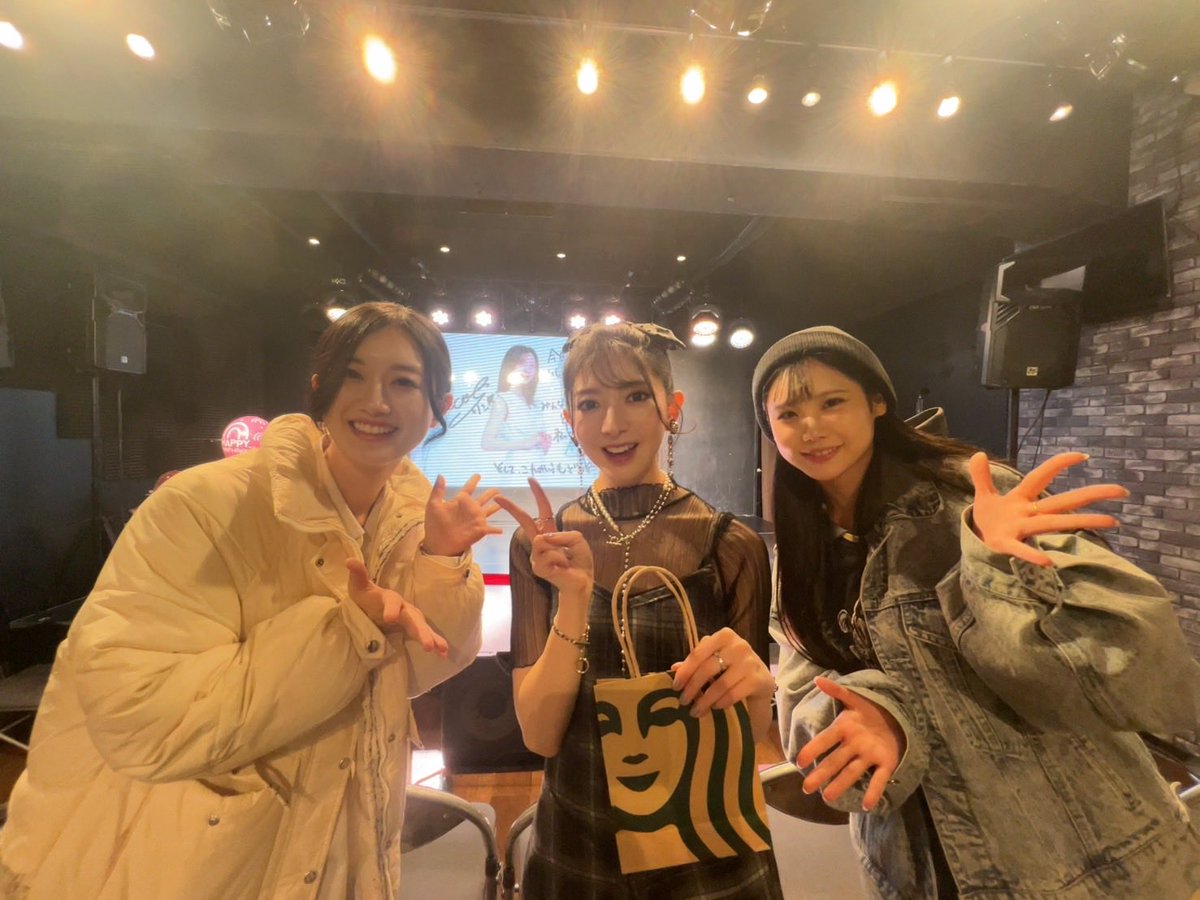 rico_sugahara's tweet photo. バースデーイベント🎂
舞台『夜逃げ屋本舗』で共演させていただいた うららちゃん(#橋本羽来 ちゃん)と もりまりさん(#もりたまりな さん)が来てくれました〜🙌💕
久しぶりにお2人に会えて嬉しかった〜🫶✨
あっという間の時間だったけど色々お話も出来て楽しかったです〜🥰🎶✨
会いに来てくれて本当にありがとうです💕
#生誕祭
#Birthday
#バースデーイベント