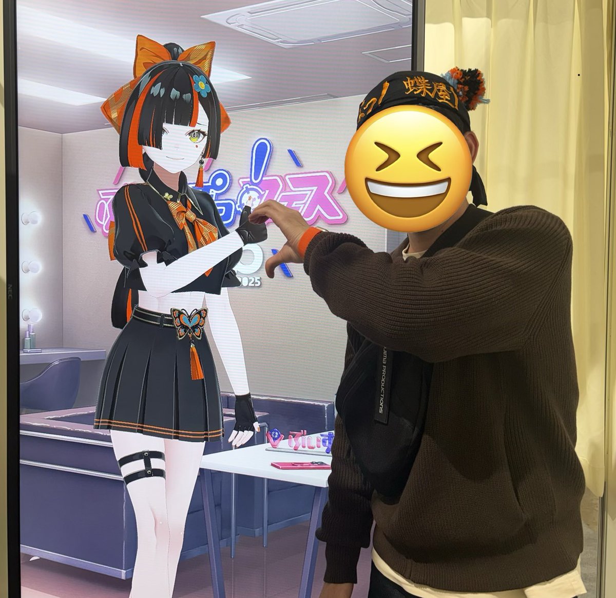 bloodhypo's tweet photo. ポンポンハチマキ作って行ったら「うれしい」と言ってもらえてよかった！うれしいと言いながら、困惑フェイスのチョヤと、過去一ニッコニコのワイのフェイスの対比に草です。　#蝶っとみて屋 https://t.co/qsZ1Z7uut0