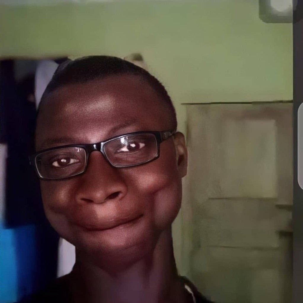 Reflexx_1976's tweet image. Nobody: 

The after graduation life looking at him like....