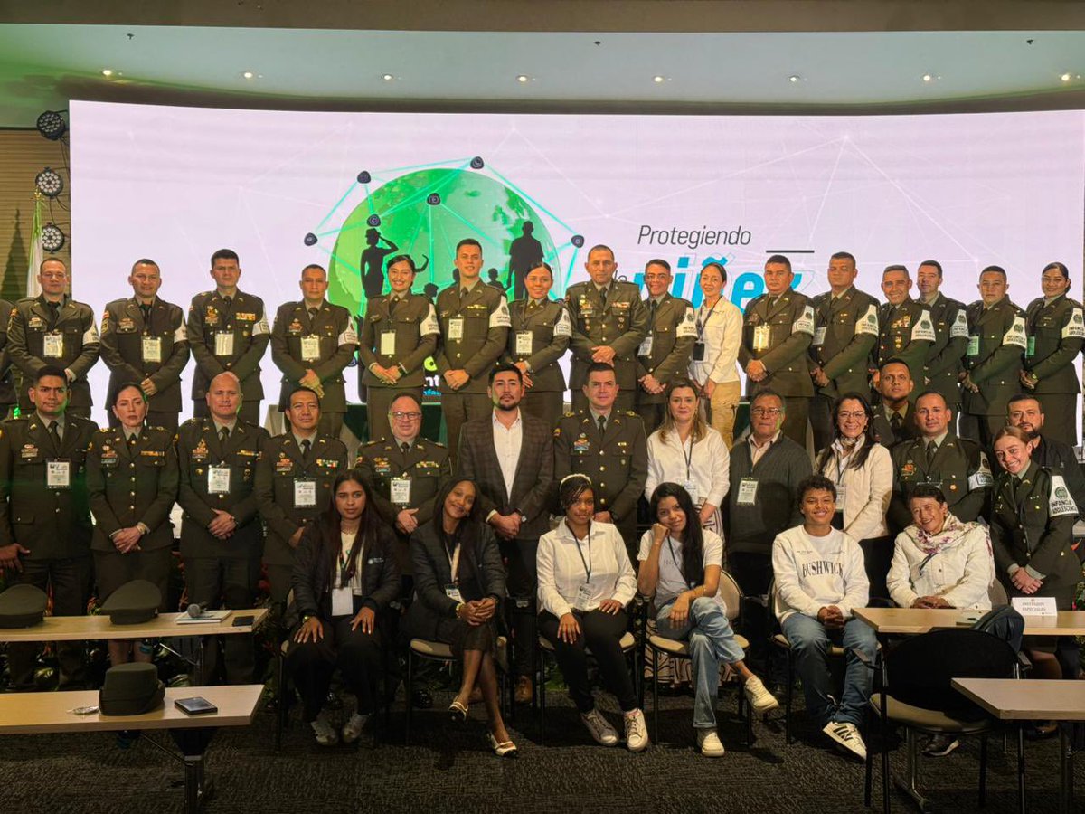 Ministerio_TIC's tweet image. La CRC alerta: 64% de menores tiene celular y lo usan 8.9 h entre semana. Necesitamos más herramientas para que naveguen con criterio. Los riesgos son enormes: más de 300 millones de niñas y niños sufren abusos en línea. Con #CiberPaz hemos acompañado a más de 512.000 menores en…