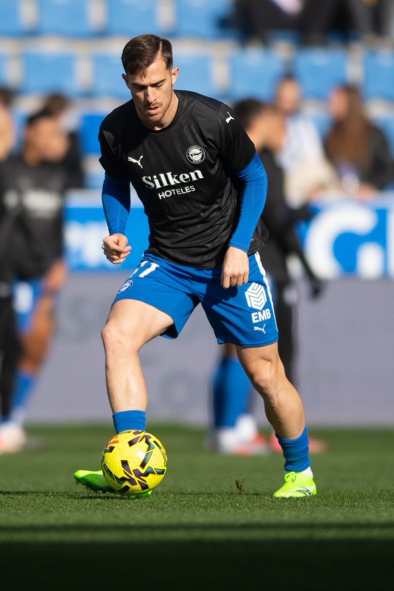 Toni Martínez y Lucas Boyé hacen un trabajazo para el Deportivo Alavés.

Ponen a los medios de cara, caen a bandas para generar ventajas, pueden ir largos, mueren sin balón y llenan el área. Se compensan genial.

Dos buenos estiletes para Coudet.