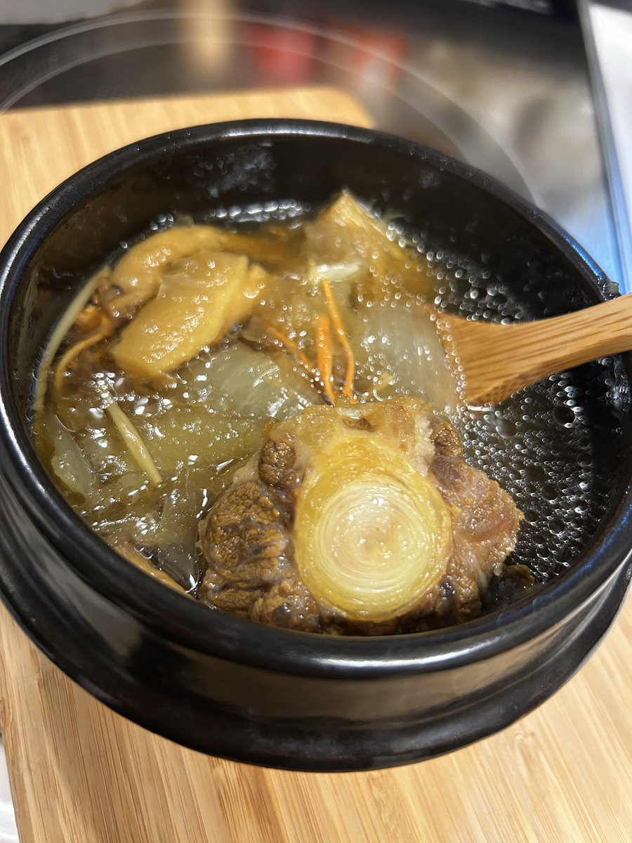 【三菇牛尾湯】
久々に薬膳。3種類のキノコで作ったテールスープ、体を温め精血を補います🐃