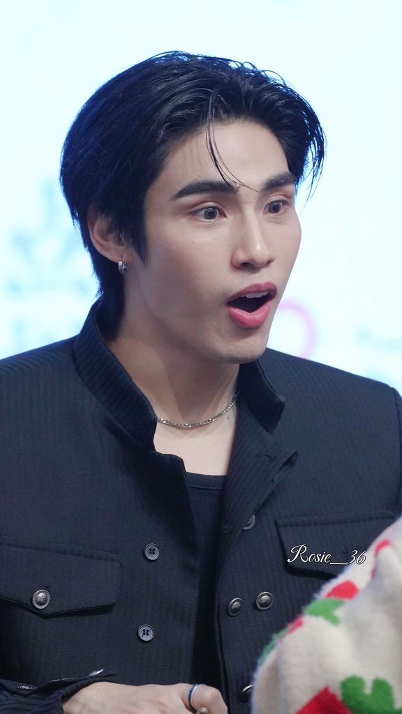 Masheall99's tweet image. FAN SIGNING EVENT WITH POOM
#Poom1stFansignatNingbo 
#poompps 

These cheeks, these eyes… I’m meltinggggg 🥹🤏🏻