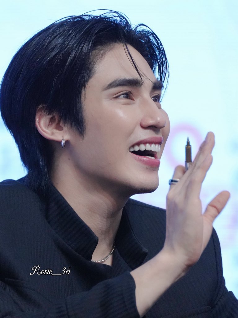 Masheall99's tweet image. FAN SIGNING EVENT WITH POOM
#Poom1stFansignatNingbo 
#poompps 

These cheeks, these eyes… I’m meltinggggg 🥹🤏🏻