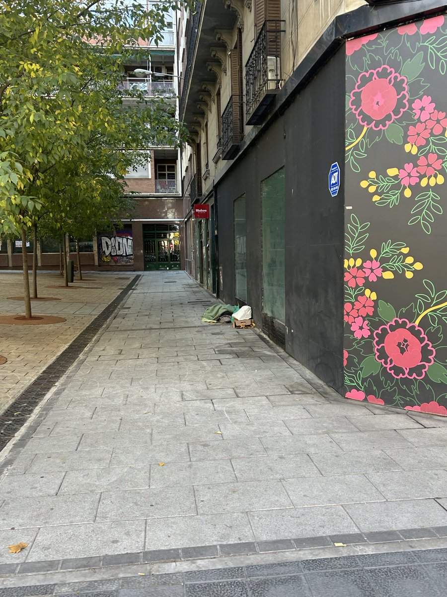 vecinosactivos's tweet photo. Plaza Luca de Tena, Arganzuela

Basura, cristales rotos, personas ebrias y peleas en la plaza.
Situación peligrosa para vecinos.

@Madrid @Lineamadrid @JMDArganzuela @policiademadrid 
#PalosDeLaFrontera #Arganzuela #Madrid #EspacioPublico #SeguridadCiudadana #DenunciaCiudadana https://t.co/AHxNOBeOXW