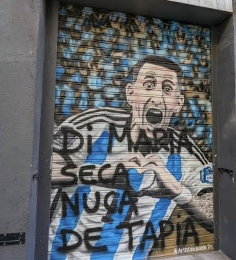 <a href="/indignadoxd/">INDIGNADO</a> “DI MARÍA SECA NUCA DE TAPIA” :  El Chiqui Tapia rompió todo y no va a quedar ni un mural sin ser escrachado.