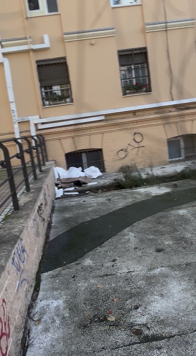 vecinosactivos's tweet image. Jardines de Palestina,Arganzuela

Basura, cristales rotos, personas ebrias y peleas en la plaza.
Situación peligrosa para vecinos.

@Madrid @Lineamadrid @JMDArganzuela @policiademadrid 
#PalosDeLaFrontera #Arganzuela #Madrid #EspacioPublico #SeguridadCiudadana #DenunciaCiudadana