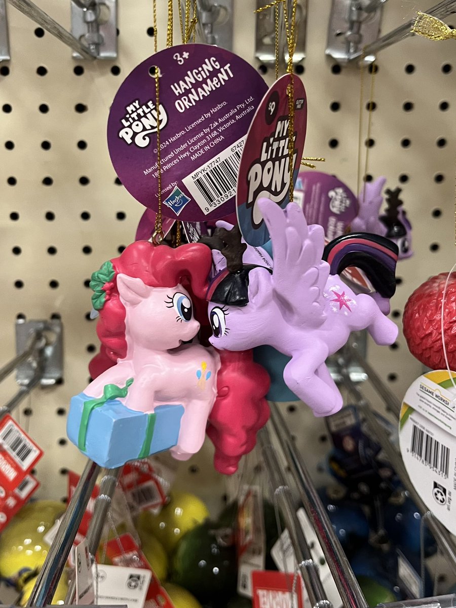 is this… christmas mlp yuri…?