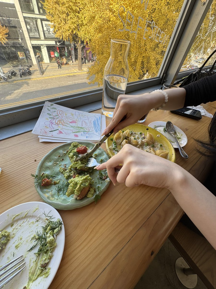 noteungee's tweet image. 바지는 만원
얼굴 백억