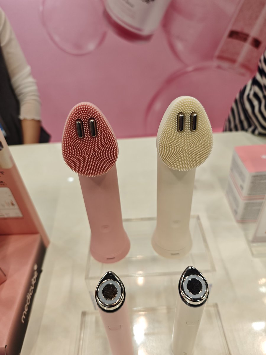 メディキューブの新商品「振動リフトクレンザーヘッド」✨ EMS付きの