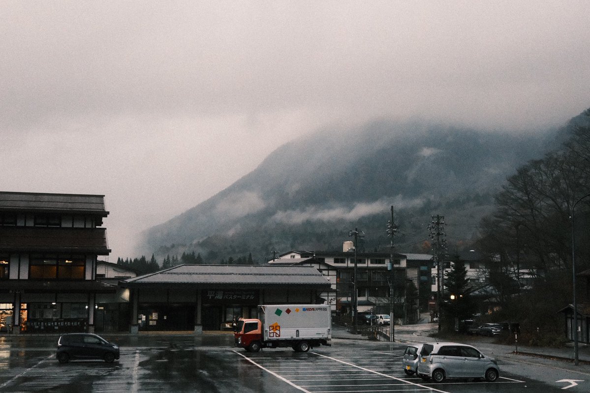 MimeOsen's tweet image. Jour 12 au Japon : les magasins y ferment avant 17h, il fait nuit dès 16h30 et il n’y a rien à faire à part se prélasser dans de grands bains chauffés en contemplant la montagne : bienvenue à Hirayu Onsen avec ses 1000 et quelques habitants
