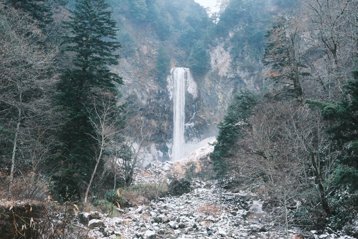 MimeOsen's tweet image. Jour 12 au Japon : les magasins y ferment avant 17h, il fait nuit dès 16h30 et il n’y a rien à faire à part se prélasser dans de grands bains chauffés en contemplant la montagne : bienvenue à Hirayu Onsen avec ses 1000 et quelques habitants