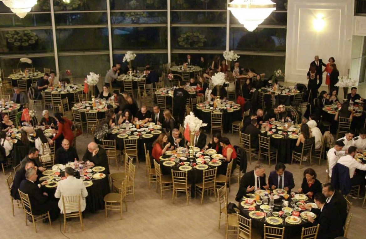 CUMHURİYETİN IŞIĞINDA UNUTULMAZ BİR GECE 🇹🇷

Hukuk Topluluğu olarak Cumhuriyetimizin 102. yılını büyük bir onur, coşku ve gururla kutladık.
Üniversitemiz öğrencileri olarak bir araya gelip sadece bir dönemi değil, bağımsızlığın, özgürlüğün ve eşitliğin mirasını da kutladık.