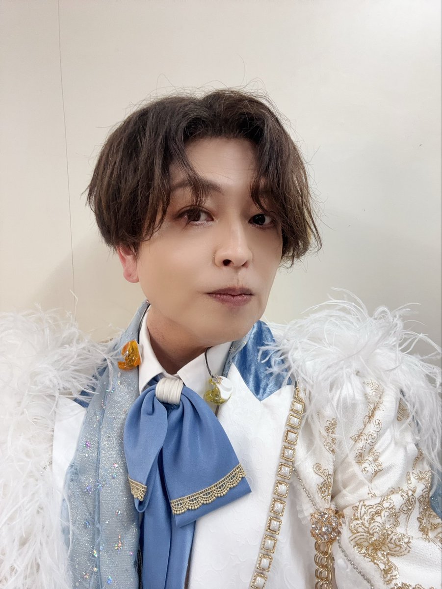 mdrkw_hikaru's tweet photo. 今日は翼記念日🪽自分があんなカッコイイ翼を纏う日がこようとは！怖かったけど頑張って我慢して良かった💦リハと今日合わせて計5回も乗ったよ、あのリフター。それと、江口クンが身長の高さを生かしてfineの集合写真撮ってくれた。好き🩷
それから黒い衣装は嬉しかった♪
#スタフォニ
#緑川翼記念日 https://t.co/aqsleIyUhq