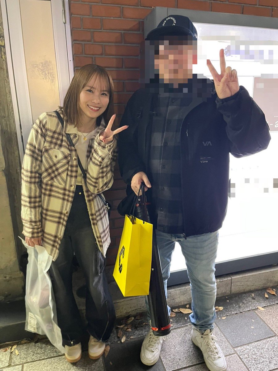 AKMO1255786's tweet image. 本日、CRONOS表参道店でのケイト・ロータス選手のイベントに参加させていただきました！
ケイト選手、写真撮影とサインありがとうございました🙏
そして、サプライズでお越しになっていた加奈さんとも一緒に写真を撮っていただけて、とても充実した休日になりました😊
#CRONOS
#ケイトロータス