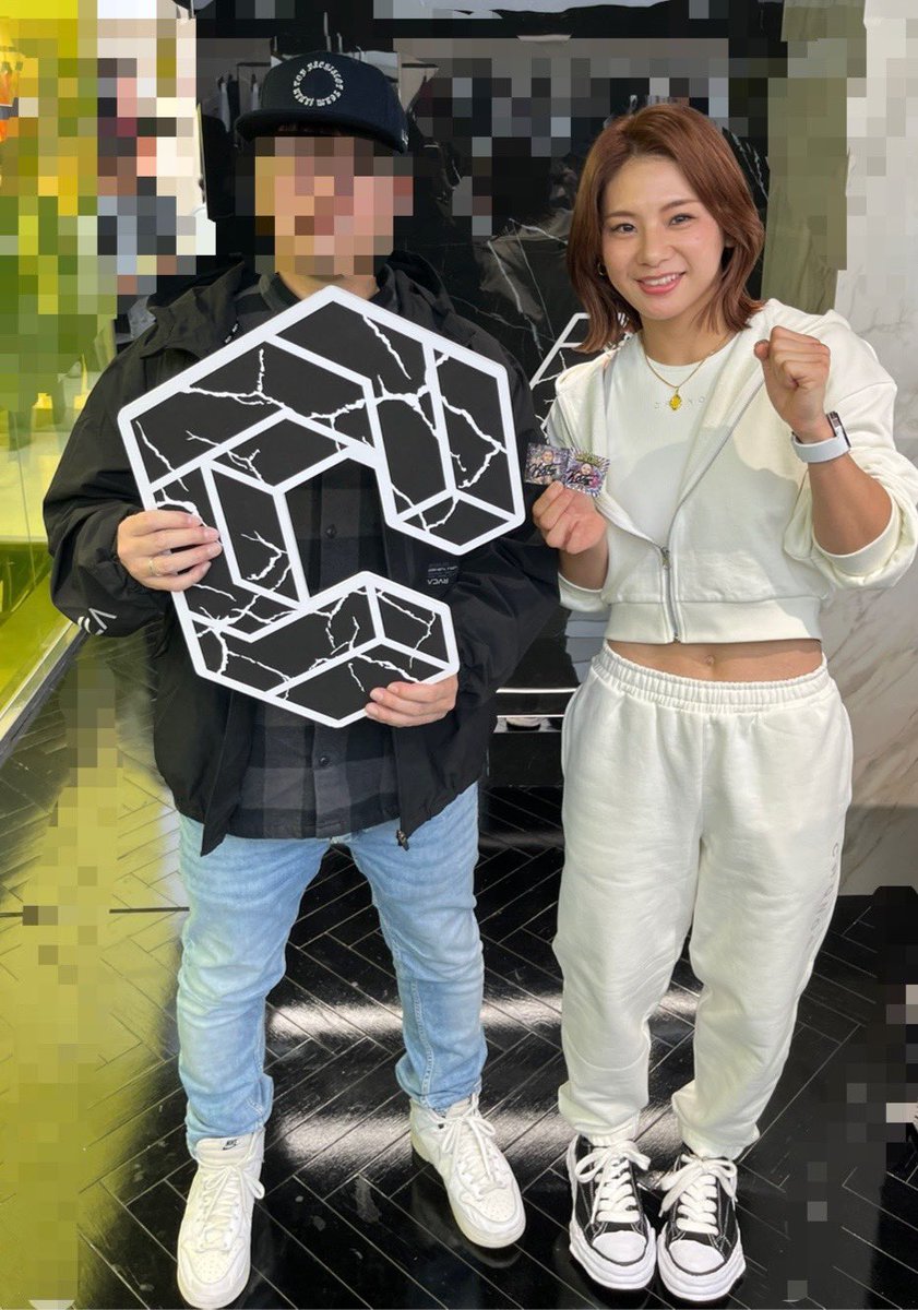 AKMO1255786's tweet image. 本日、CRONOS表参道店でのケイト・ロータス選手のイベントに参加させていただきました！
ケイト選手、写真撮影とサインありがとうございました🙏
そして、サプライズでお越しになっていた加奈さんとも一緒に写真を撮っていただけて、とても充実した休日になりました😊
#CRONOS
#ケイトロータス