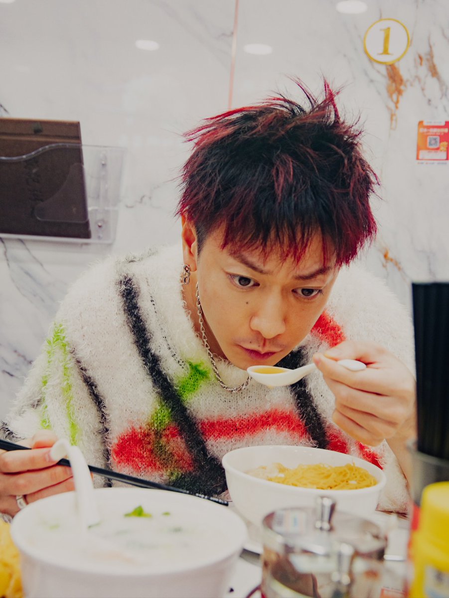 TeamABC0127JDA's tweet image. 健さん インスタありがとうございます😊

うぉぉぉおおおおお！
たまらん！！
いちいちかっこよすぎるｷｬ─(*ᵒ̴̶̷͈᷄ᗨᵒ̴̶̷͈᷅)─♡

そしてやっぱり顔ちっさ！！

白ニット可愛い〜
めっちゃ好み🫶💕

#TENBLANKファンミーティング 
#佐藤健 #グラスハート #GlassHeart