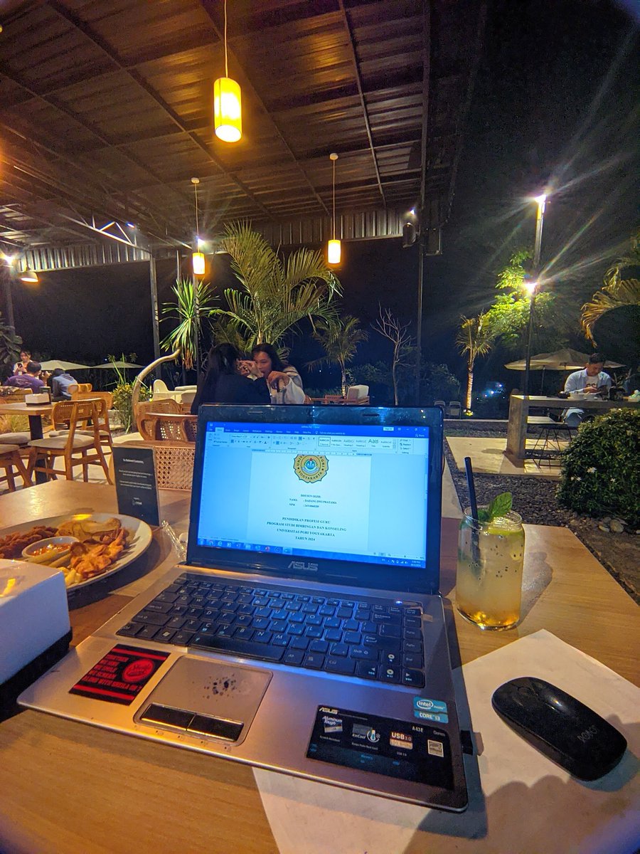 Adalah sebuah kesalahan malam Minggu bikin tugas di kafe 🫠