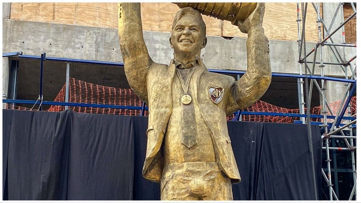 dalgrev's tweet image. No sé cuál está peor, si la escultura de Milei, la estatua pijuda de Gallardo, o el busto de Carlos Menem en Sanagasta, donde se parece más a Yiya Murano.