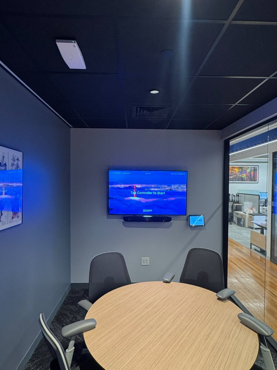 pseavnyc's tweet image. **The Psychology of Lighting in Conference Rooms**
Balanced lighting boosts focus, mood, and productivity. 👉 Good lighting = good thinking. 💬 Warm or cool—what&apos;s your preference? 
#LightingDesign #WorkplaceExperience