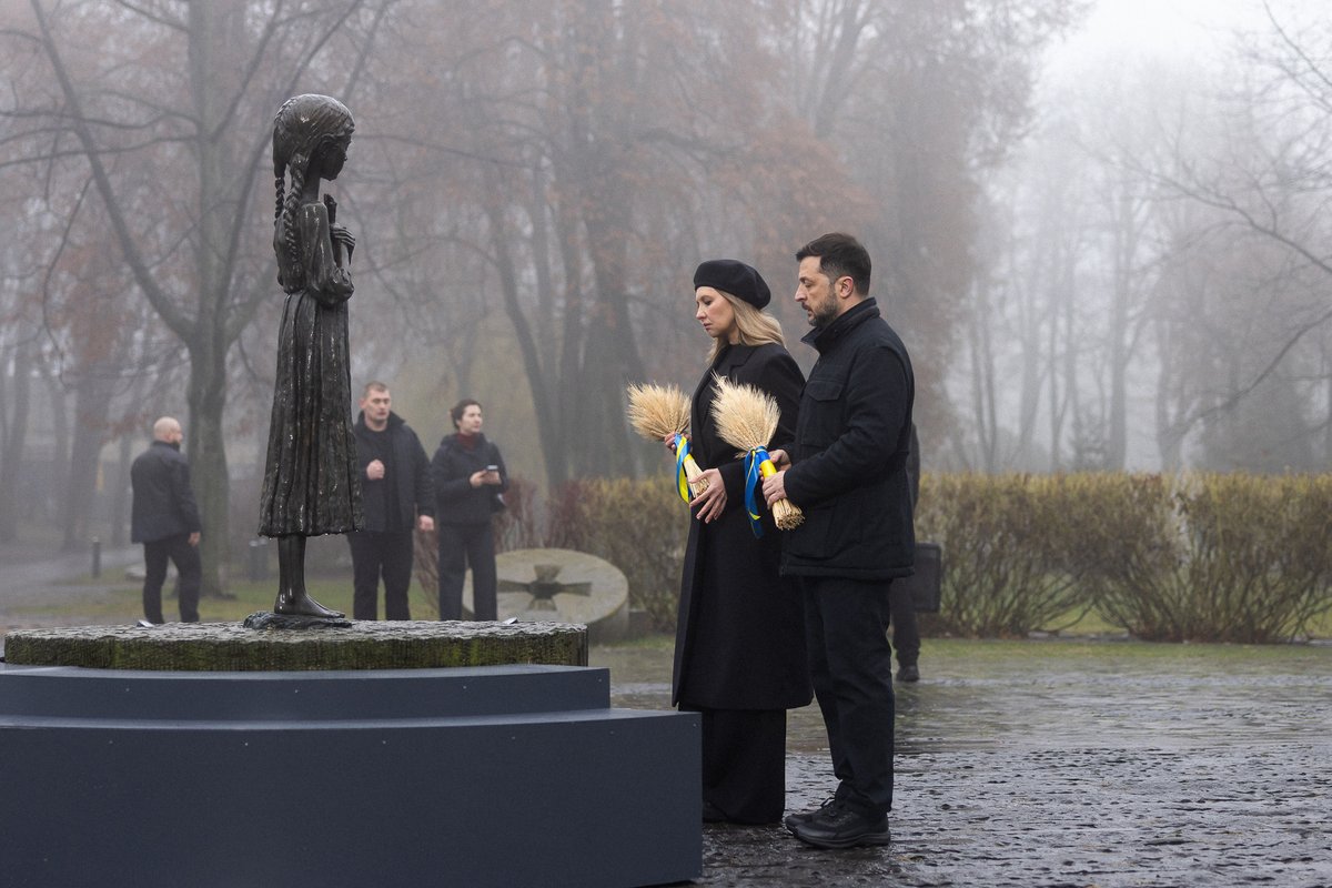 hoje_no's tweet image. Hoje a Ucrânia lembra as vítimas do Holodomor, uma ação coordenada por Stalin que resultou na morte de 5 milhões de ucranianos entre 1932 e 1933, a maioria devido à fome e doenças relacionadas. O objetivo de Stalin era enfraquecer os movimentos independentistas na Ucrânia e como…