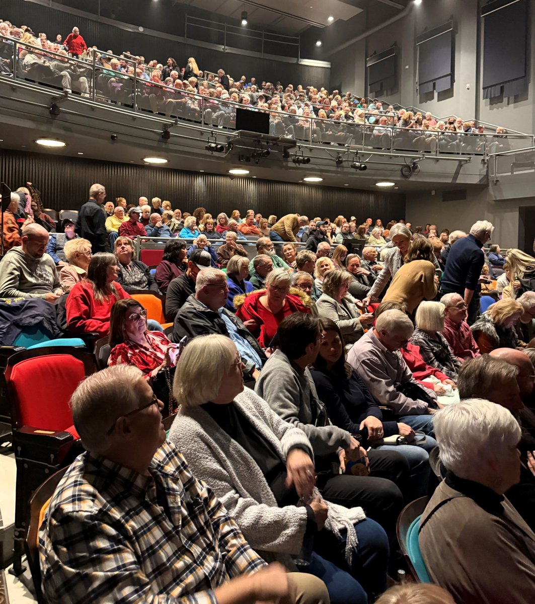 TedFattal's tweet image. Super fun night @LebowskyCenter to see our favorite triple threat actor, Chelsea, Michigan&apos;s Jeff Daniels and his one man show. A night of music and stories enjoyed by all! Thanks for coming to town! #hollywoodalister Follow The Lebowsky Center &amp;amp; @PurplewRoseTheat #supportthearts