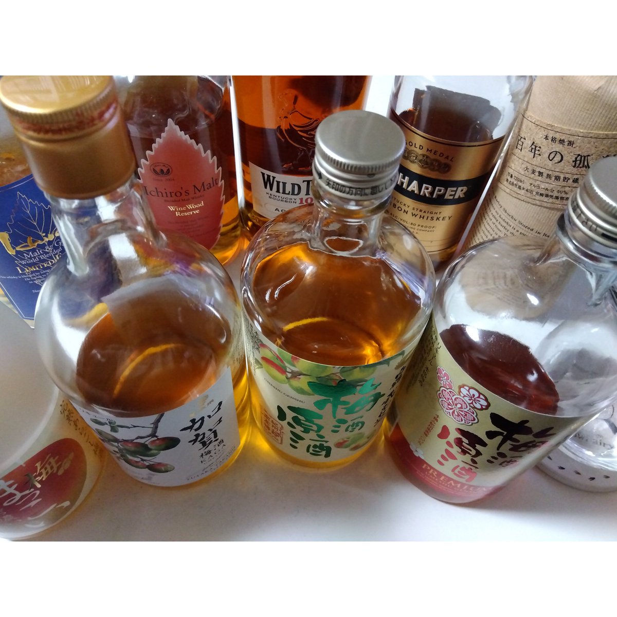 我が家のお酒コレクション
手前の梅酒は自分ので、奥のウィスキーと百年の孤独は旦那の
※他にも載せきれないウィスキー、日本酒、焼酎(芋)あり
旦那はめっちゃくちゃお酒強くてなんでも飲むから初めましての人と外飲みしたら必ず驚かれるらしい🤣
自分はそんな飲めないし家でも外飲みでも梅酒一択!!