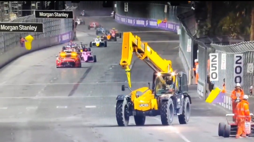 _marimolinari's tweet photo. enquanto tava aqui, tudo relativamente ok. o trator estava protegendo os marshals em operação do pelotão, ocupando menos de 40% do traçado
como a quali da f1 era logo a seguir, o procedimento precisava ser muito rápido e feito durante o SC https://t.co/6E1rhMfi0i