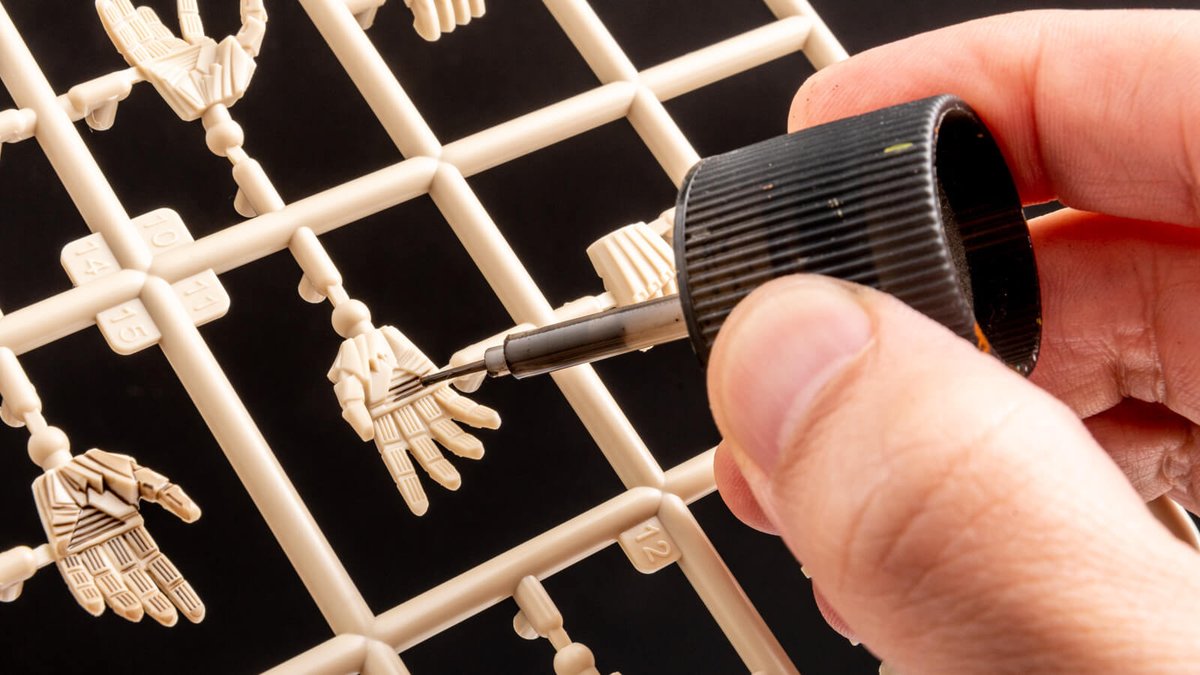 NippperCom's tweet image. スミが入って立体感を増した握り手とのコンビネーションは、このプラモデルのいちばんの大トロと言っていい。ここを鑑賞するために買ってもいいのよ！
nippper.com/2022/11/69495/
ロボットプラモの手首にこだわる貴方にオススメしたい／MODEROID ヒメブレン レビュー！
#キットレビュー #MODEROID