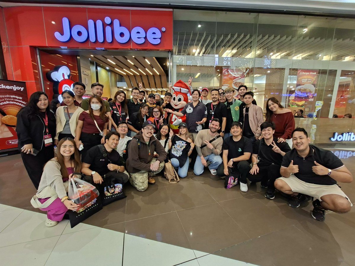 Jihoz_Axie's tweet photo. The Jollibee raids with @MukeGaming and @GwapongHaseyo get bigger every year 🫡

Next time we’ll need to rent out the entire store, or get one as a franchise?

Thanks @FishingFrenzyCo.

Highlights:

1. chickenjoy spicy 
2. mango pie 
3. spaghetti https://t.co/o3ocUKwXn5