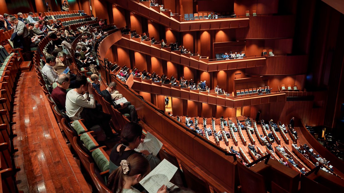 MattiParkkali's tweet image. Alban Berg's Wozzeck @ New National Theatre, Tokyo 22.11.2025
Hyvä esitys 2000-luvun merkkiteoksesta (ensi-ilta 1925)
ONO Kazushi sai orkesterin soimaan todella upeasti tässä akustisesti toimivassa ja kauniissa oopperasalissa❤️
&amp;amp; Video aulasta
#opera #ooppera #Wozzeck #Tokyo