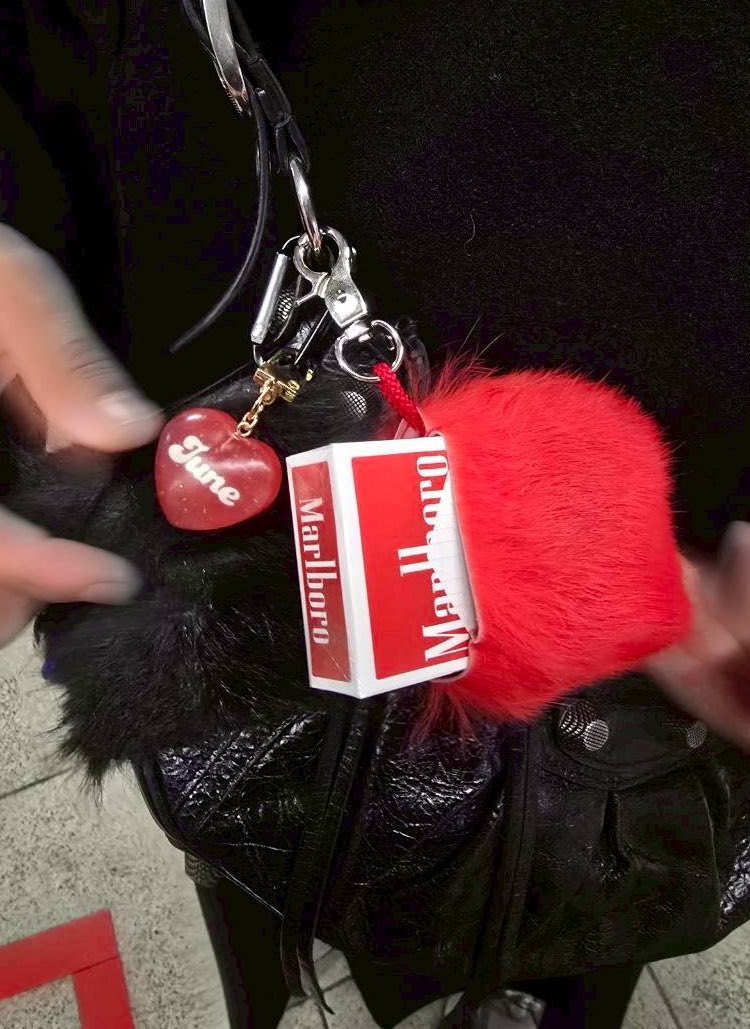 god_dog_jiyong's tweet image. タバコケースとレジンストラップの組み合わせ最強だろ                 ❤️