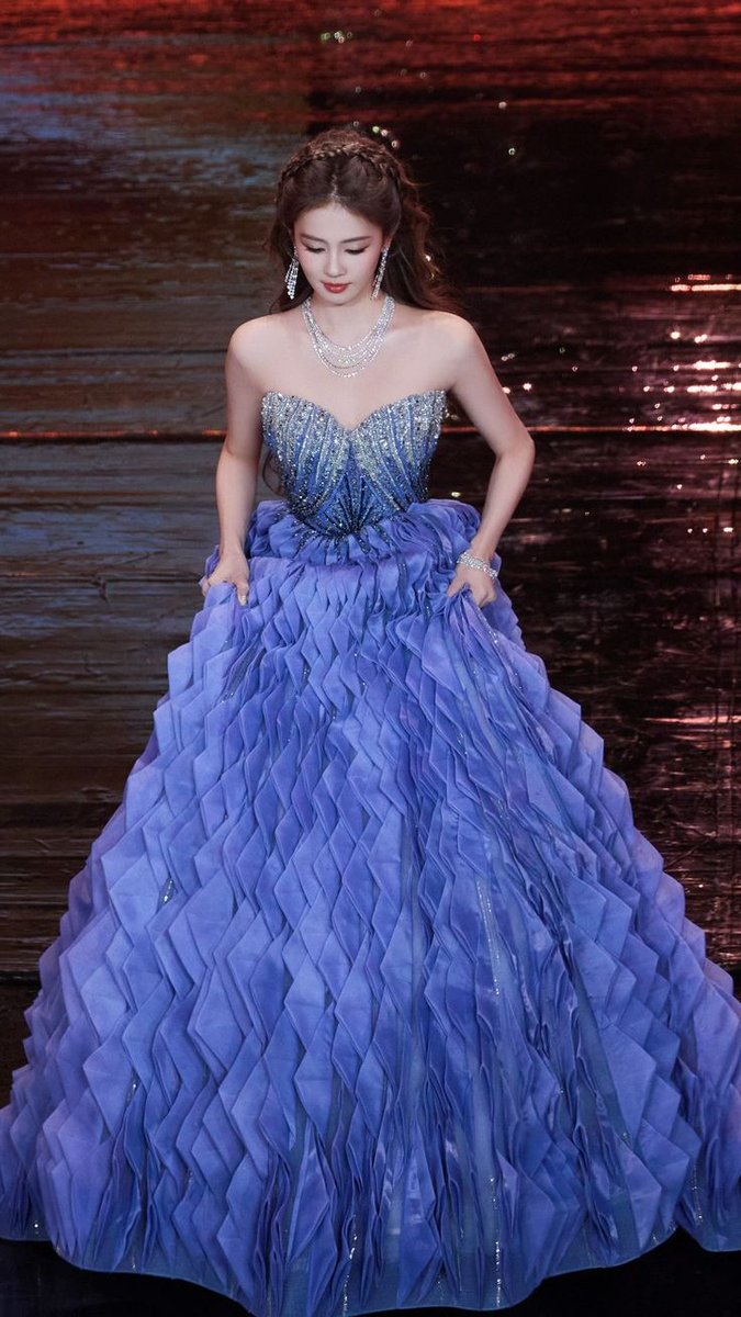 OfHeartloom's tweet image. ᅠ
Luna berjalan anggun menuju panggung, berhenti sejenak untuk memberi salam pada Oliver dan Thalassa. 
ᅠ